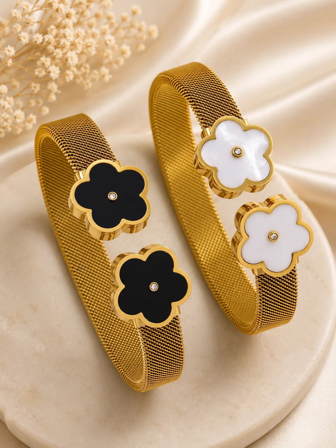 Goldener Titanstahl-Armreif "Fiona" mit Mesh-Struktur und Blumen-Enden in Schwarz und Weiß