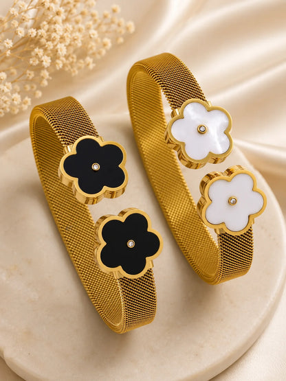 Goldener Titanstahl-Armreif "Fiona" mit Mesh-Struktur und Blumen-Enden in Schwarz und Weiß