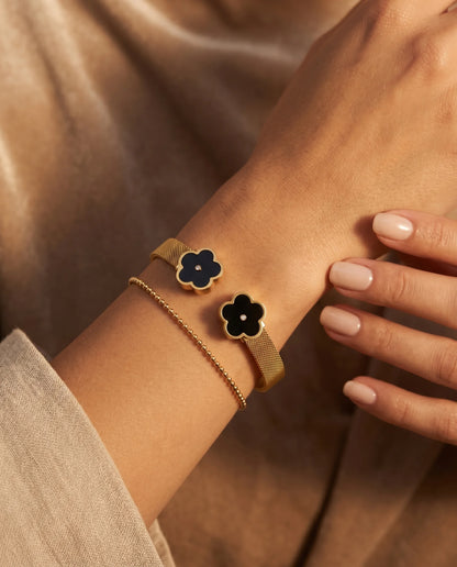 Goldener Titanstahl-Armreif "Fiona" mit Mesh-Struktur und Blumen-Enden in Schwarz und Weiß