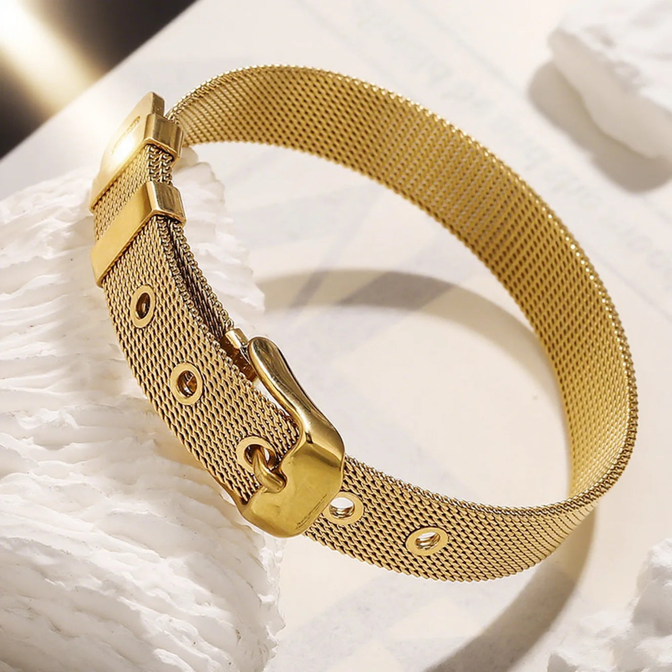 Goldenes Mesh-Armband "Milo" aus Edelstahl im Design eines Gürtels mit Schnalle