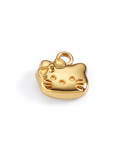Goldener Mimi Katzen Charm aus 18K-vergoldetem Edelstahl mit Schleife und glänzender Oberfläche auf Weiß