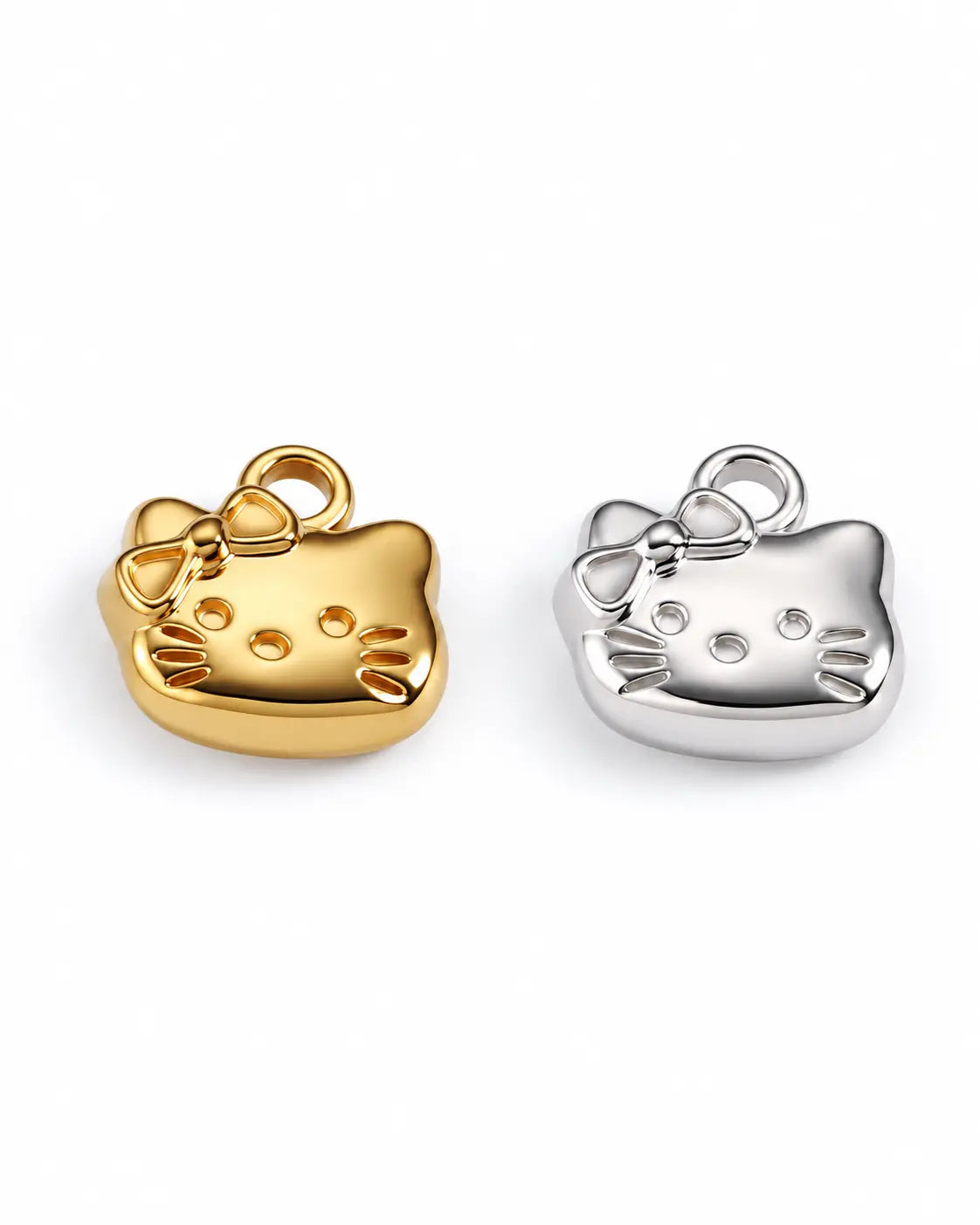 Mimi Katzen Charms in Gold und Silber mit Schleife und Schnurrhaardetails auf weißem Hintergrund