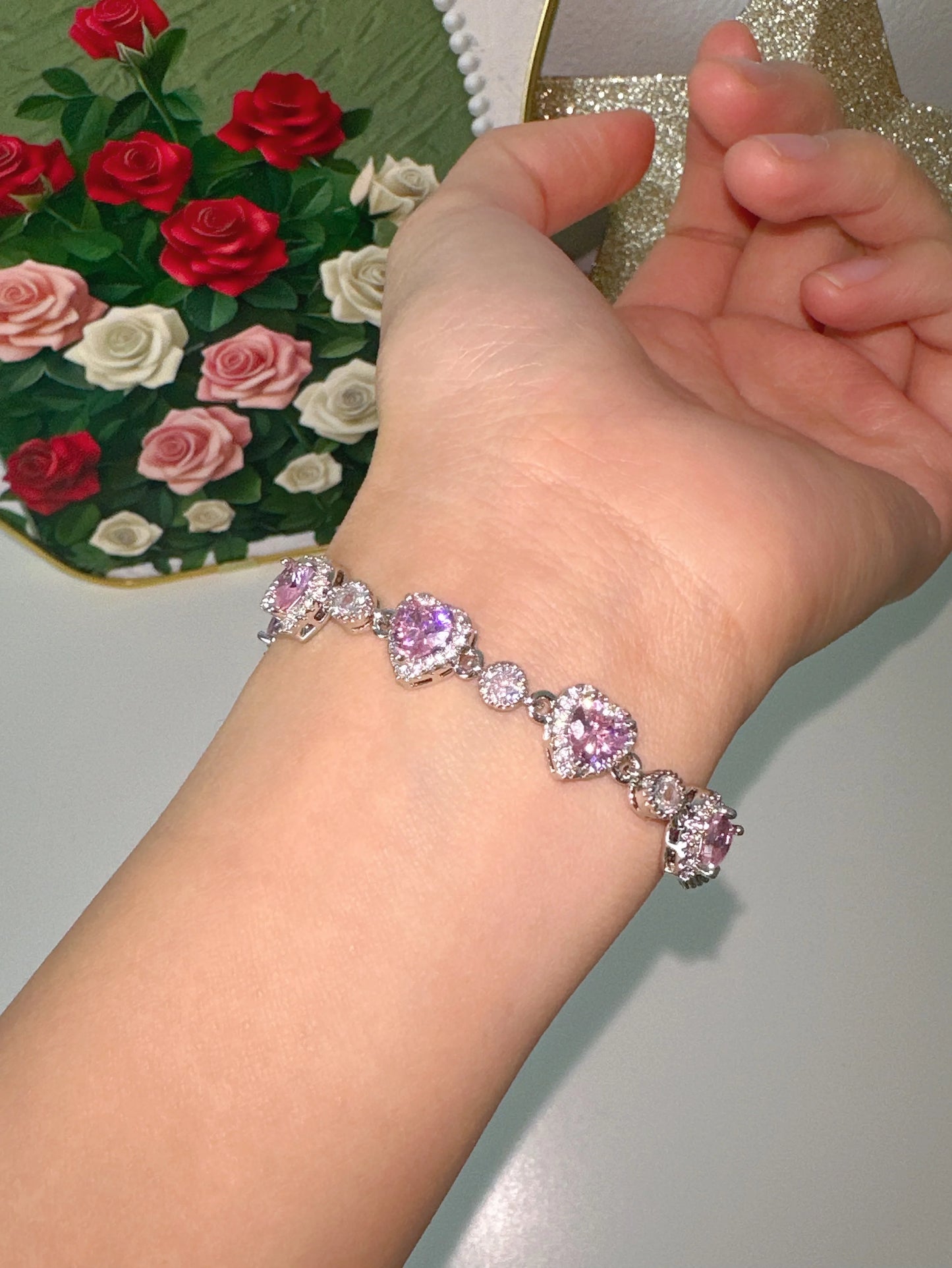 Glänzendes versilbertes Armband "Mina" mit einer Reihe von rosa herzförmigen Zirkonia-Steinen, die von funkelnden weißen Kristallen umrandet sind