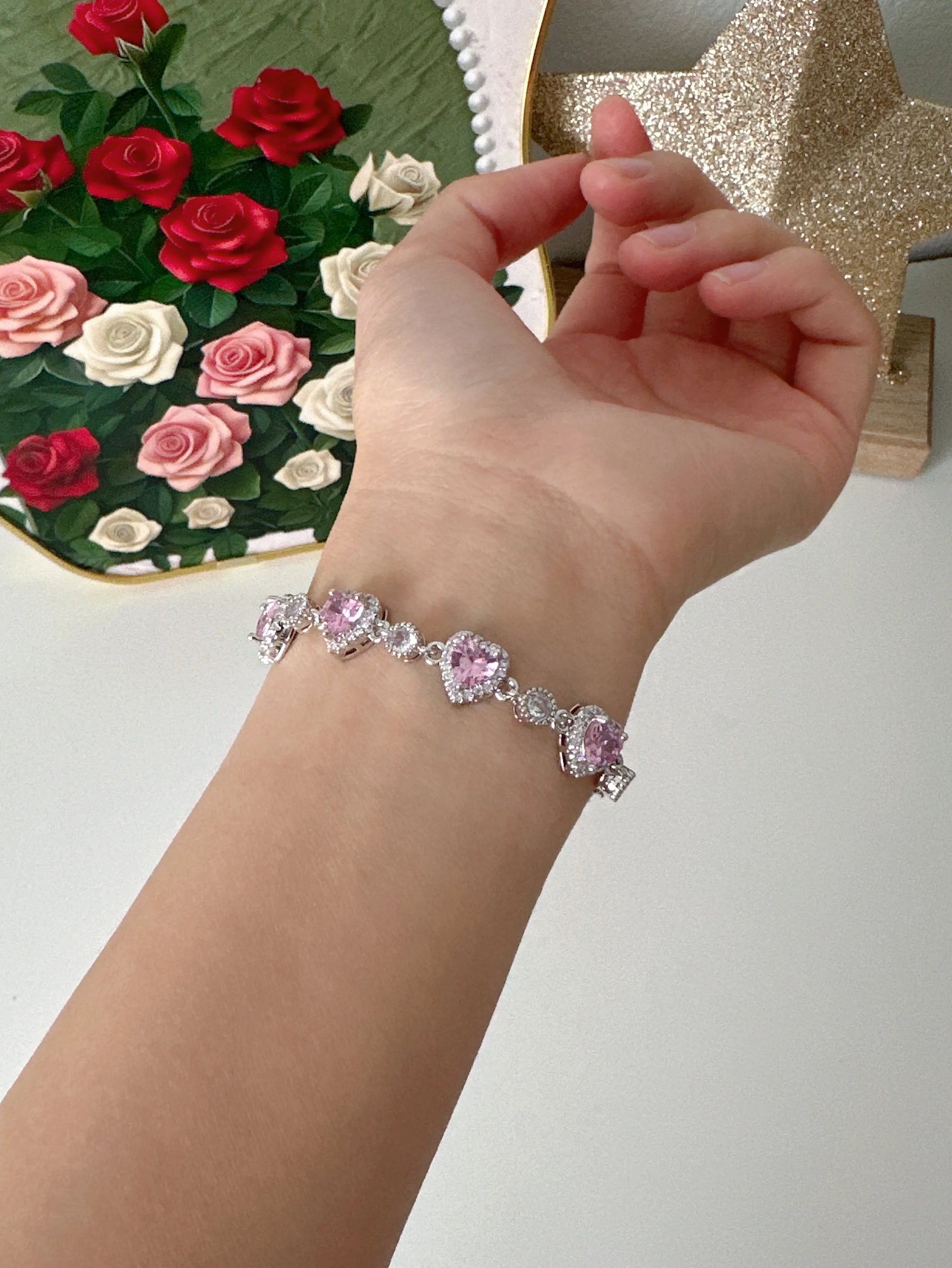 Glänzendes versilbertes Armband "Mina" mit einer Reihe von rosa herzförmigen Zirkonia-Steinen, die von funkelnden weißen Kristallen umrandet sind