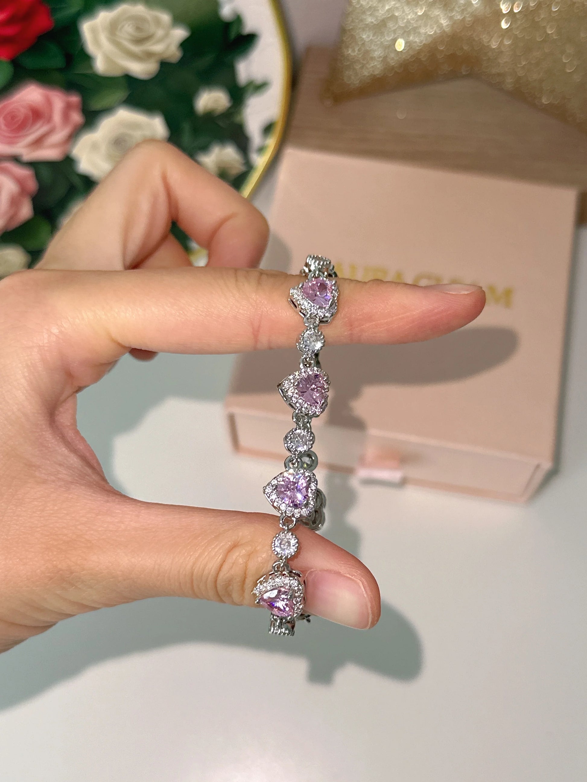 Glänzendes versilbertes Armband "Mina" mit einer Reihe von rosa herzförmigen Zirkonia-Steinen, die von funkelnden weißen Kristallen umrandet sind