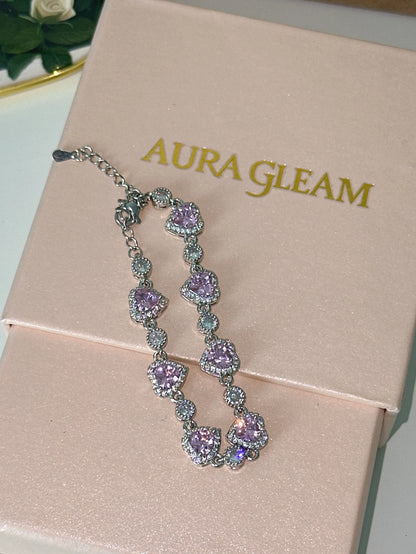 Glänzendes versilbertes Armband "Mina" mit einer Reihe von rosa herzförmigen Zirkonia-Steinen, die von funkelnden weißen Kristallen umrandet sind