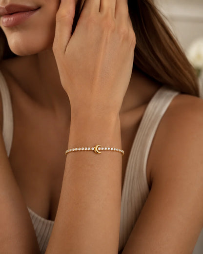 Frau trägt vergoldetes Mond Zirkonia Armband aus Titanstahl