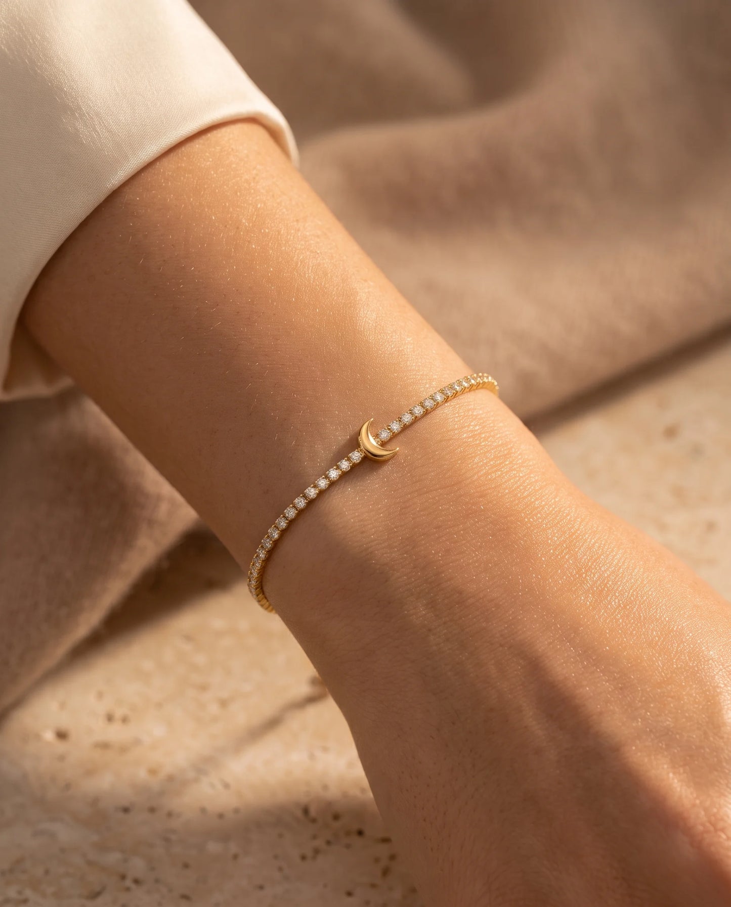 Vergoldetes Tennis Armband mit Halbmond Anhänger und klaren Zirkonia