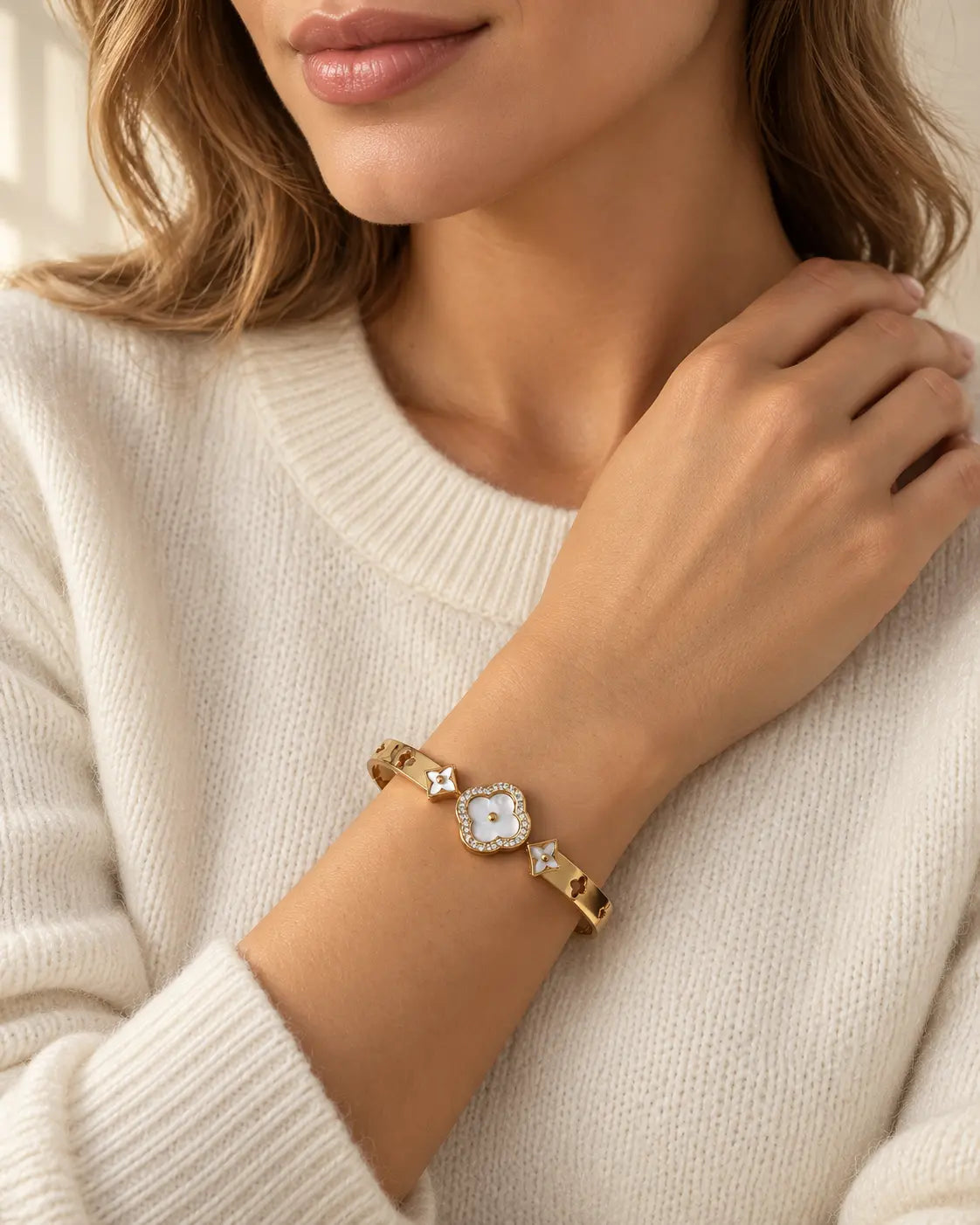 Goldener Muschelblumen Armreif mit Zirkonia am Handgelenk getragen
