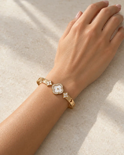 Muschelblume mit Zirkonia an 18K vergoldetem Armreif im Detail