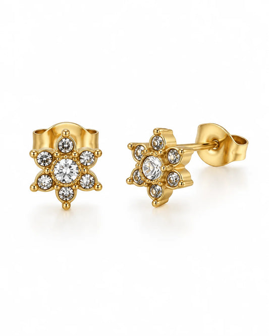 Nola Blüten Ohrstecker aus 18K vergoldetem Edelstahl mit Zirkonia, von vorn und seitlich auf weißem Hintergrund