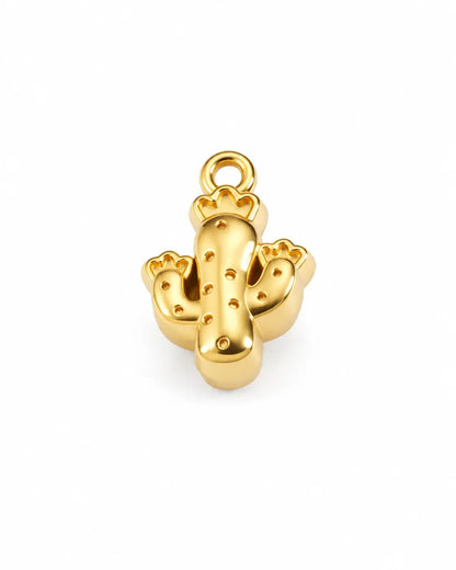 Goldener Nola Kaktus Charm aus 18K-vergoldetem Edelstahl mit Punktdetails auf weißem Hintergrund
