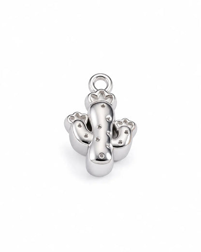 Silberfarbener Nola Kaktus Charm aus Edelstahl mit Punktdetails auf weißem Hintergrund