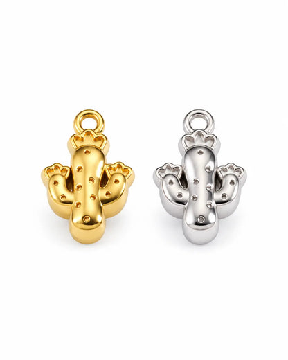 Nola Kaktus Charms in Gold und Silber mit plastischer Form und Punktdetails auf weißem Hintergrund