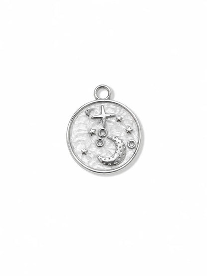 Runder, silberfarbener Anhänger aus reinem Titanstahl mit weißer Emaille, verziert mit Mond- und Sternmotiven sowie Zirkonia-Kristallen für personalisierbare Armbänder und Ketten