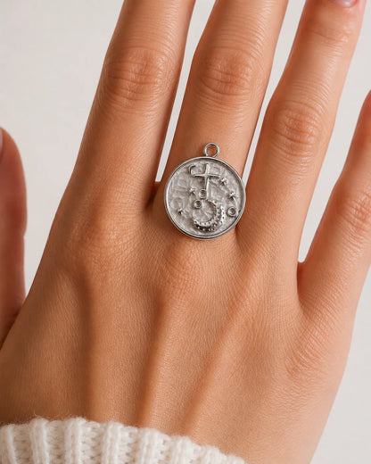 Runder, silberfarbener Anhänger aus reinem Titanstahl mit weißer Emaille, verziert mit Mond- und Sternmotiven sowie Zirkonia-Kristallen für personalisierbare Armbänder und Ketten