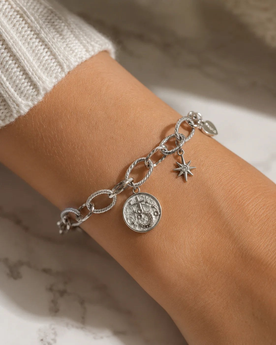 Runder, silberfarbener Anhänger aus reinem Titanstahl mit weißer Emaille, verziert mit Mond- und Sternmotiven sowie Zirkonia-Kristallen für personalisierbare Armbänder und Ketten