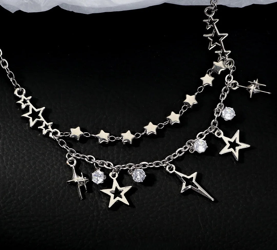 Doppellagige silberne Halskette "Nova" aus Titanstahl mit vielen Stern-Anhängern und Kristallen