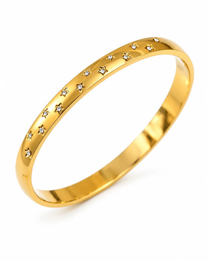 Nova Stern Armreif aus 18K-vergoldetem Edelstahl mit klaren Schmucksteinen – goldener, wasserfester Armreif auf weißem Hintergrund