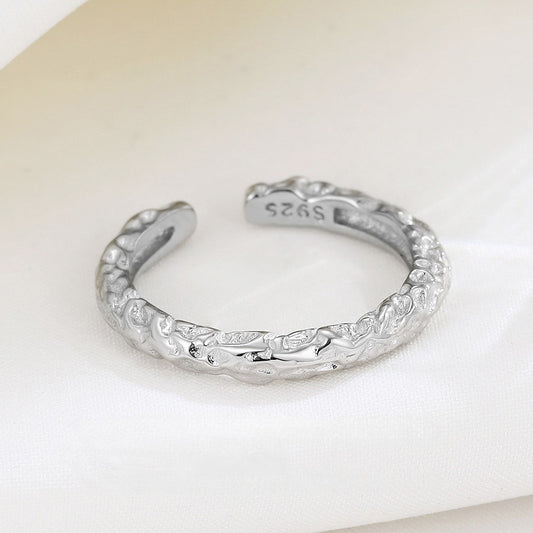 Offener Damenring aus 925er Silber mit organisch geformter, unregelmäßiger Struktur – minimalistisches Design mit natürlicher Ausstrahlung