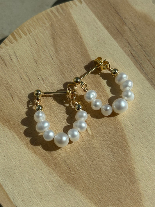 Creolen-Ohrringe mit schimmernden Süßwasserperlen und vergoldetem 925er Silberstift – eleganter Schmuck für jeden Anlass