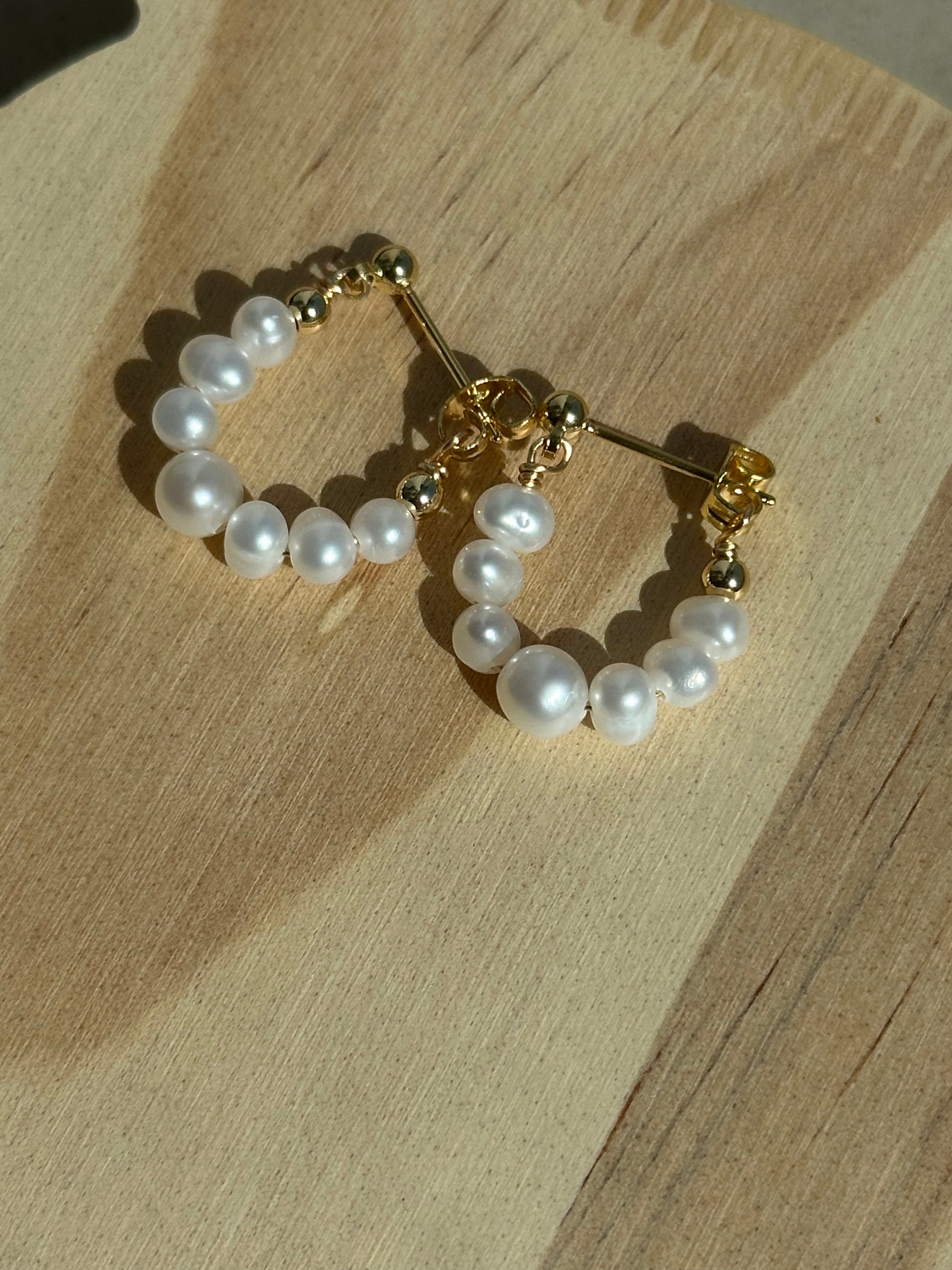 Creolen-Ohrringe mit schimmernden Süßwasserperlen und vergoldetem 925er Silberstift – eleganter Schmuck für jeden Anlass