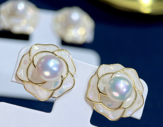 Elegante Ohrstecker in Kamelienform mit schimmernder Süßwasserperle und zartem Perlmutt – gefertigt aus 925er Silber, ideal für romantische Looks