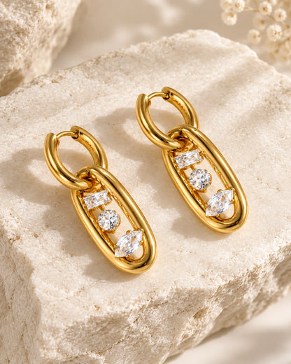 Goldene Zirkonia Ohrhänger mit ovalem Anhänger im Detail