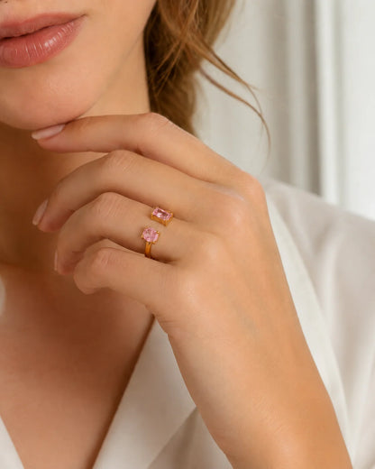 Vergoldeter offener Ring mit zwei pinken Zirkonia im Detail