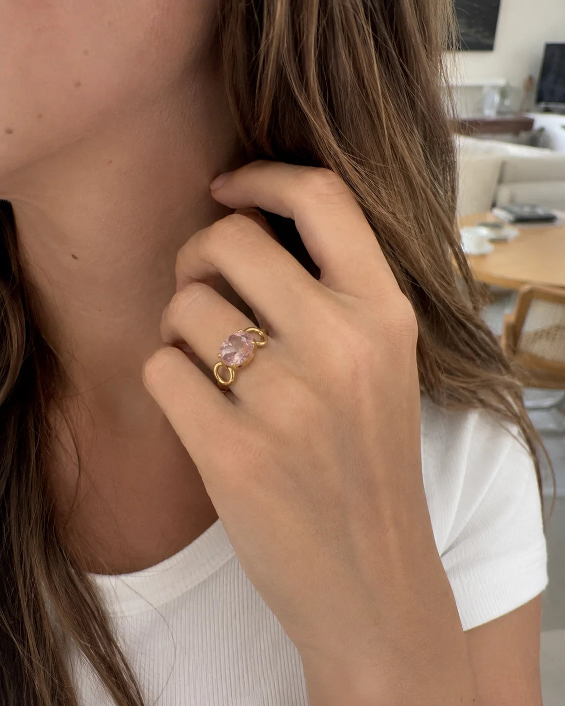 Vergoldeter Statement Ring mit pinkem ovalem Zirkonia im Detail