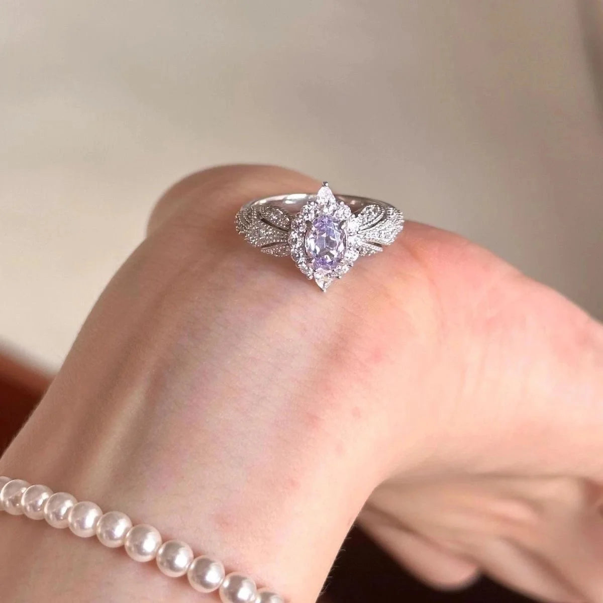 Silberfarbener Vintage-Ring mit violettem Zirkonia, florales Design, verstellbare Größe