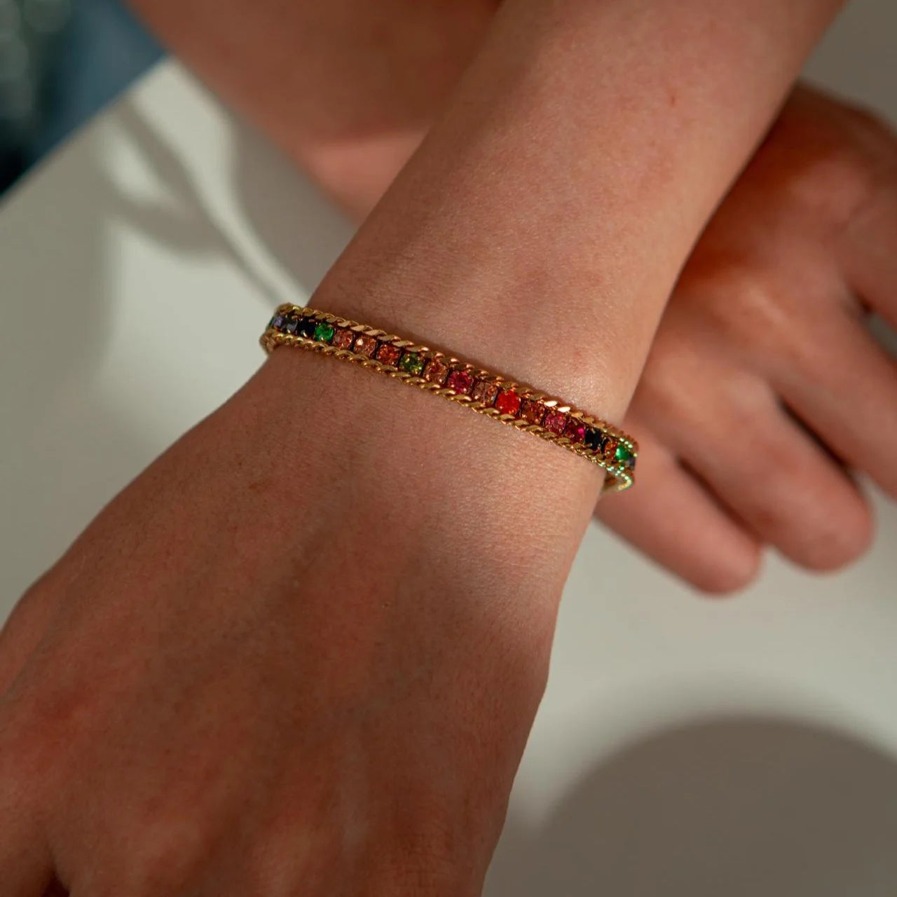 Jade's Regenbogen-Glanz Panzerarmband aus 18K vergoldetem Titanstahl mit bunten Zirkonia-Steinen