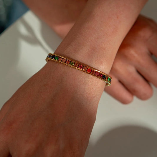Jade's Regenbogen-Glanz Panzerarmband aus 18K vergoldetem Titanstahl mit bunten Zirkonia-Steinen