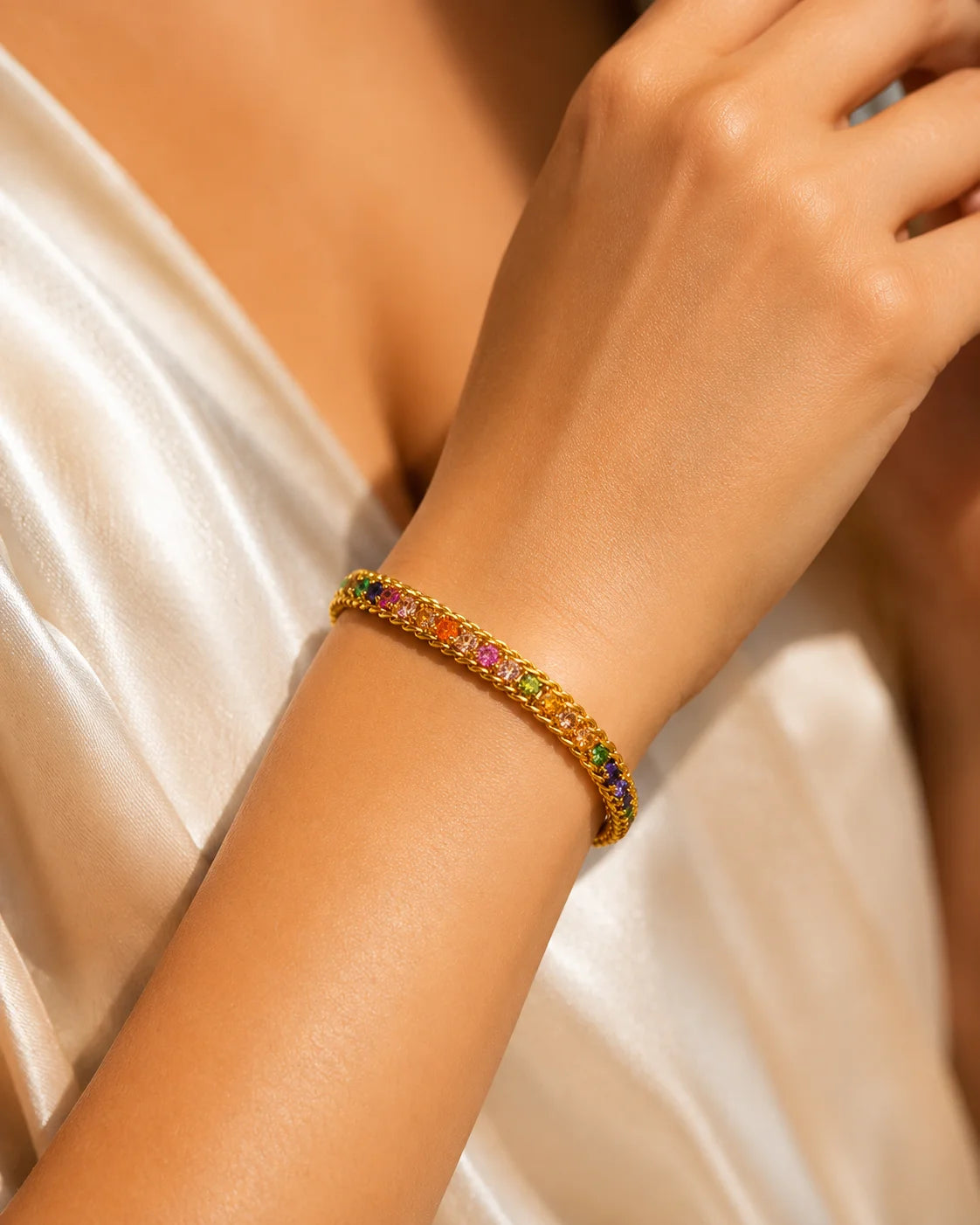 Jade's Regenbogen-Glanz Panzerarmband aus 18K vergoldetem Titanstahl mit bunten Zirkonia-Steinen