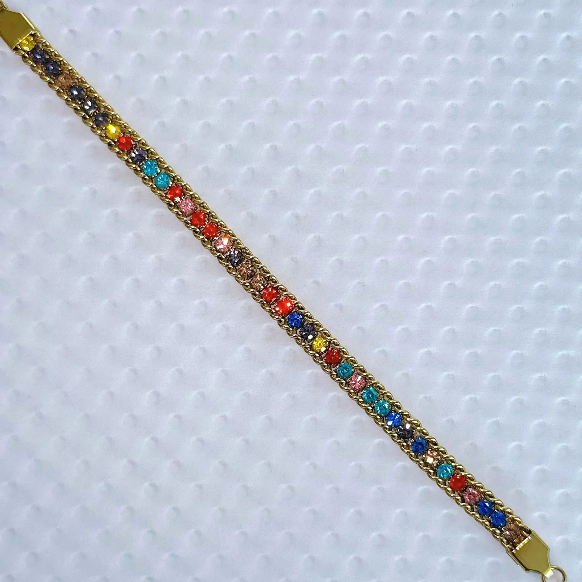 Jade's Regenbogen-Glanz Panzerarmband aus 18K vergoldetem Titanstahl mit bunten Zirkonia-Steinen