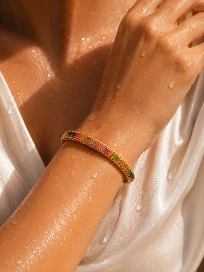 Jade's Regenbogen-Glanz Panzerarmband aus 18K vergoldetem Titanstahl mit bunten Zirkonia-Steinen