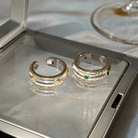 Vergoldeter Ring mit grünen Steinen im gebürsteten Design,vintage