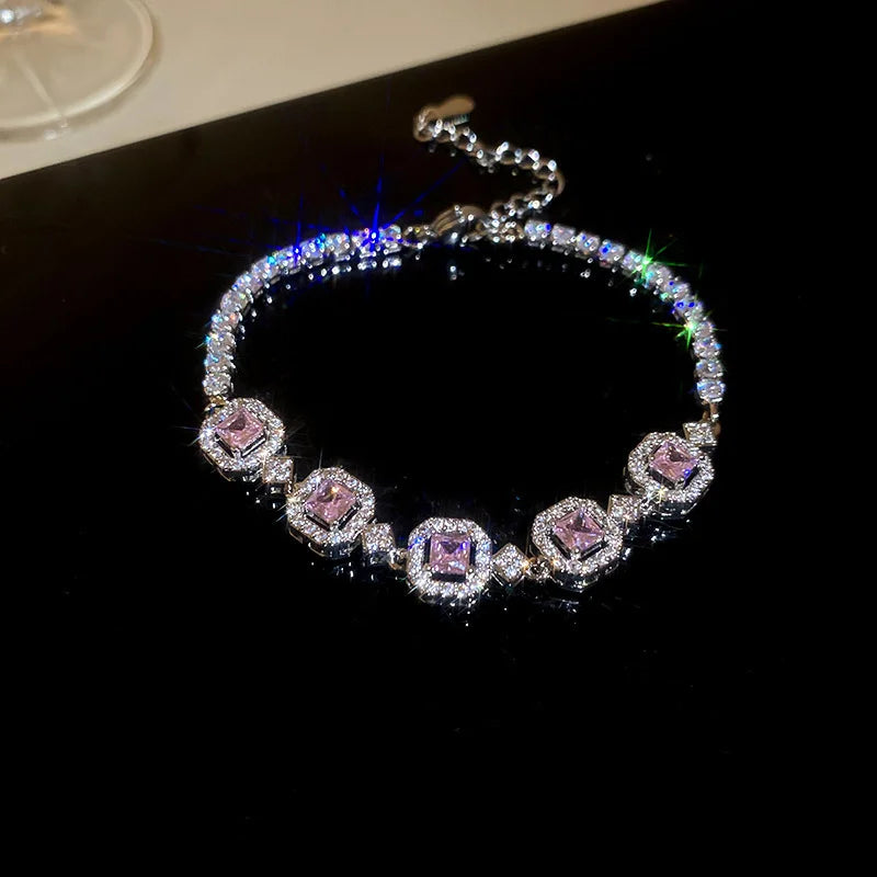 Funkelndes versilbertes Armband mit fünf quadratischen rosa Zirkonia-Steinen in einer glitzernden Halo-Fassung