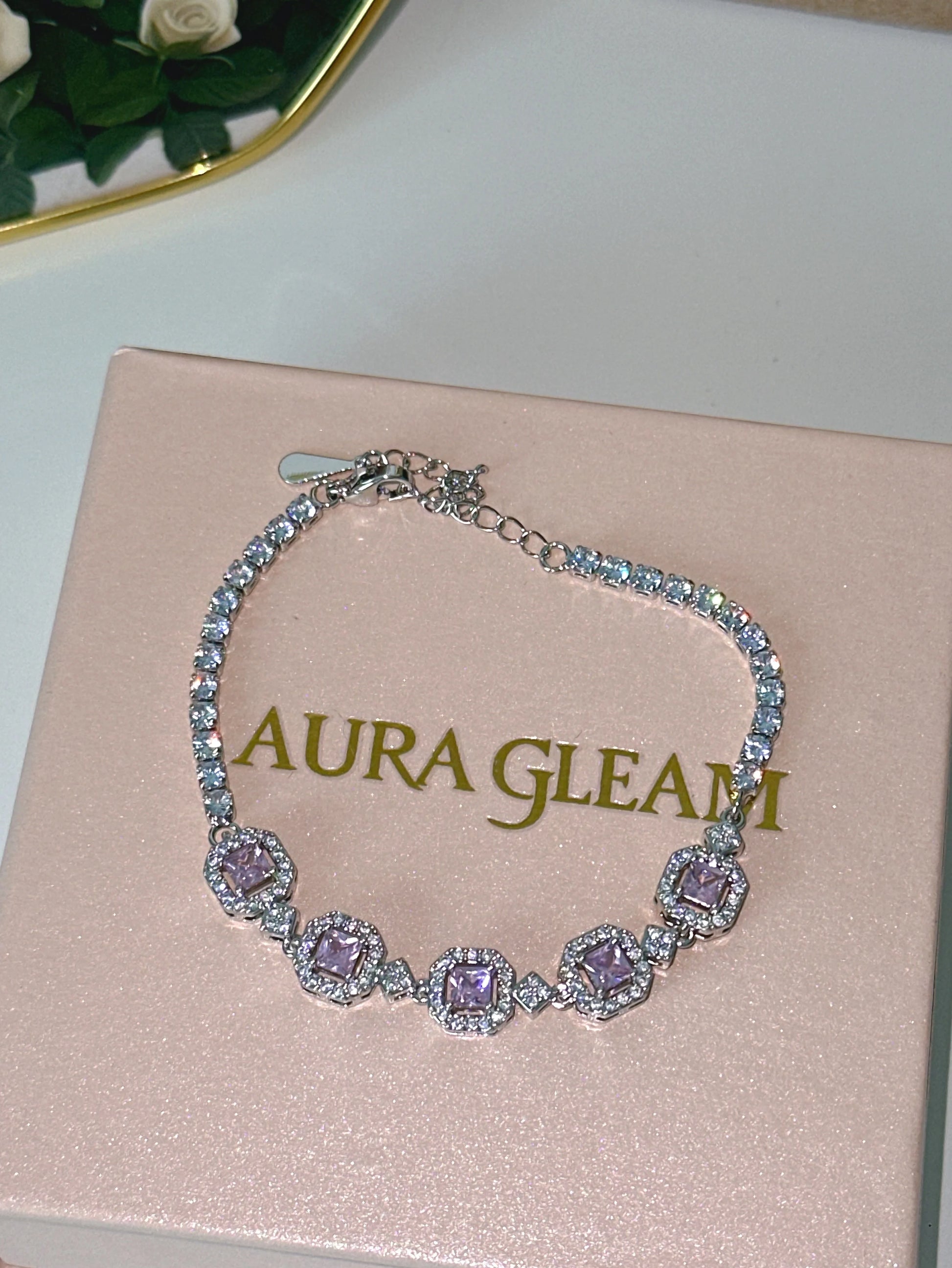 Funkelndes versilbertes Armband mit fünf quadratischen rosa Zirkonia-Steinen in einer glitzernden Halo-Fassung