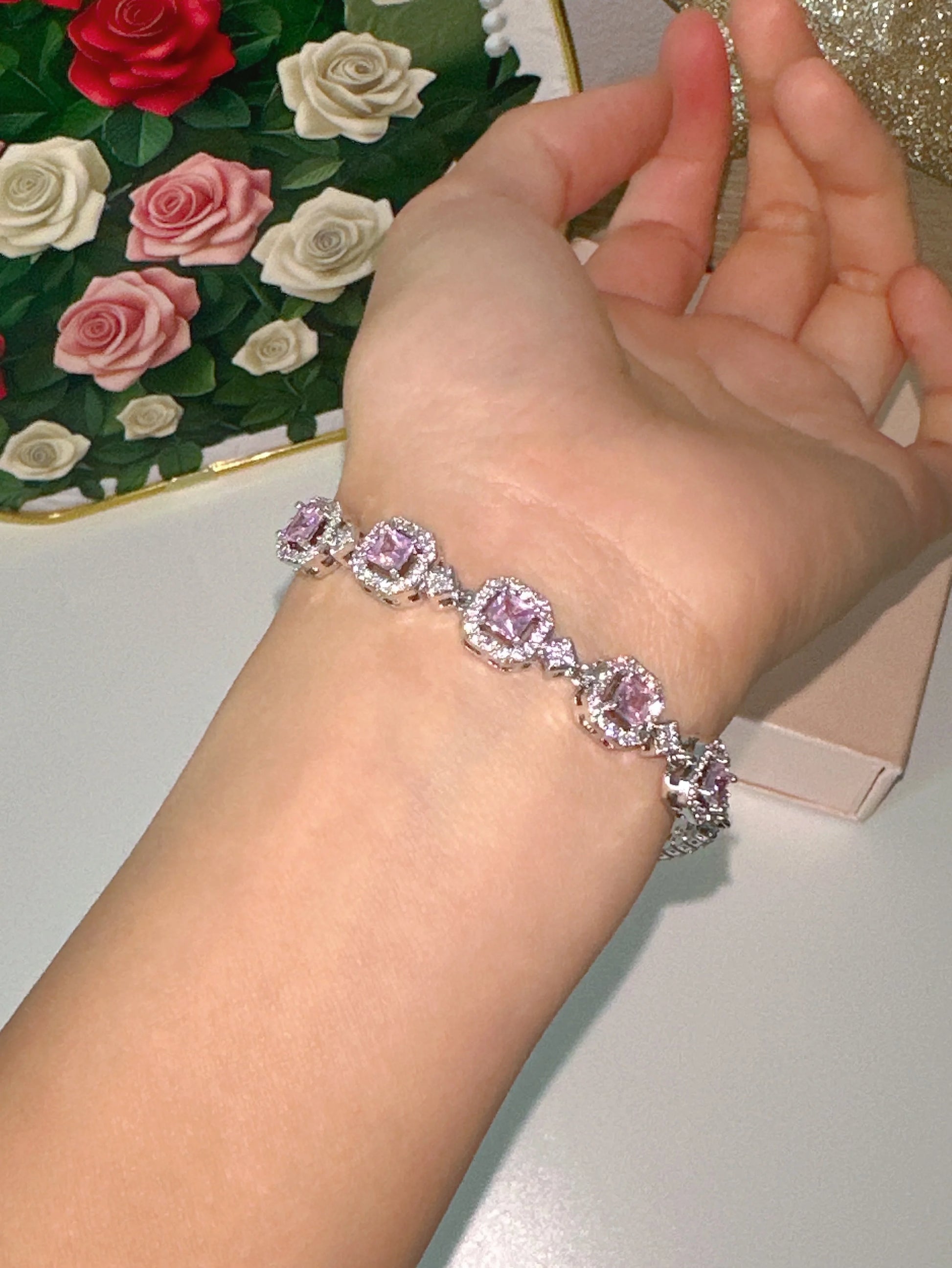 Funkelndes versilbertes Armband mit fünf quadratischen rosa Zirkonia-Steinen in einer glitzernden Halo-Fassung