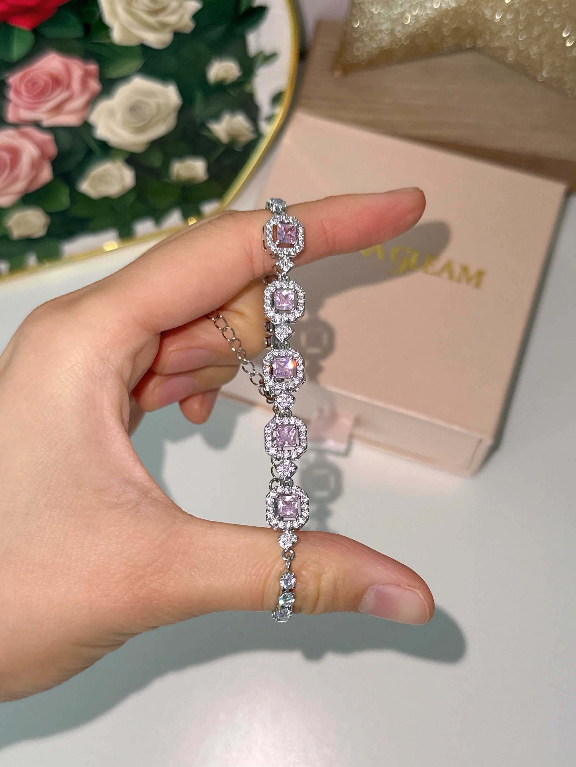Funkelndes versilbertes Armband mit fünf quadratischen rosa Zirkonia-Steinen in einer glitzernden Halo-Fassung