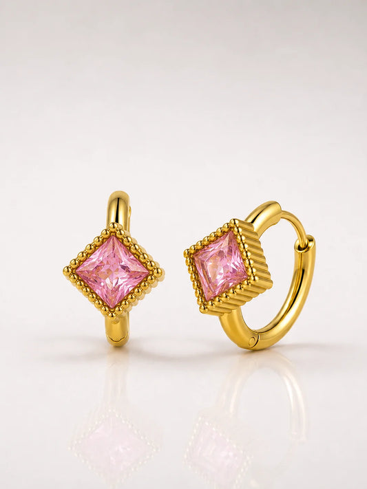 Rosa Quadrat-Zirkonia Creolen aus 18K vergoldetem Titanstahl in einer hellen Keramikschale
