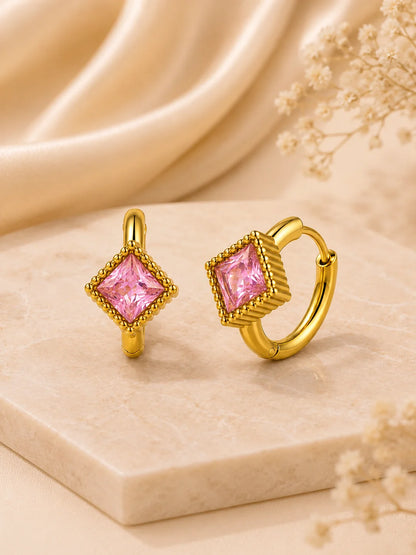 Rosa Quadrat-Zirkonia Creolen aus 18K vergoldetem Titanstahl in einer hellen Keramikschale