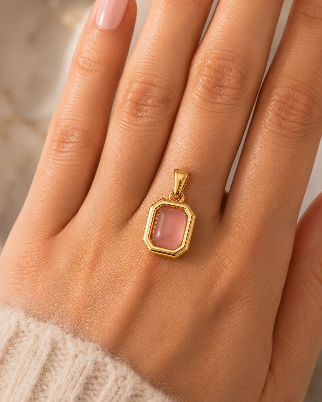 Goldener Anhänger aus 18K vergoldetem Titanstahl mit einem rechteckigen, rosafarbenen Katzenaugen-Stein für personalisierbare Armbänder und Ketten