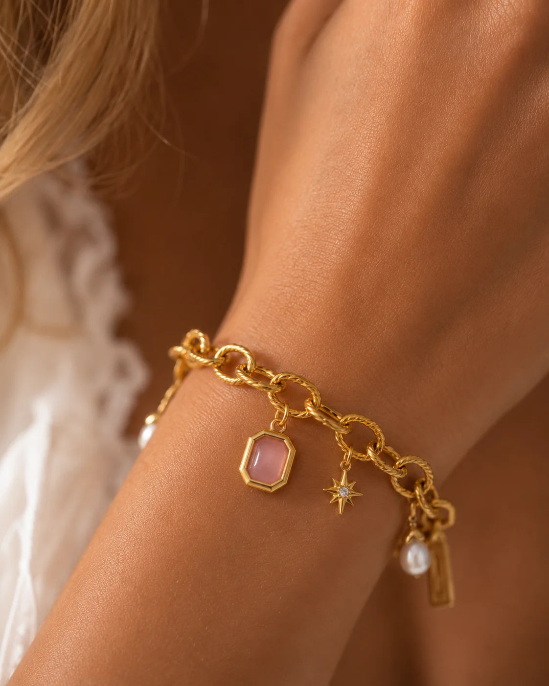 Goldener Anhänger aus 18K vergoldetem Titanstahl mit einem rechteckigen, rosafarbenen Katzenaugen-Stein für personalisierbare Armbänder und Ketten