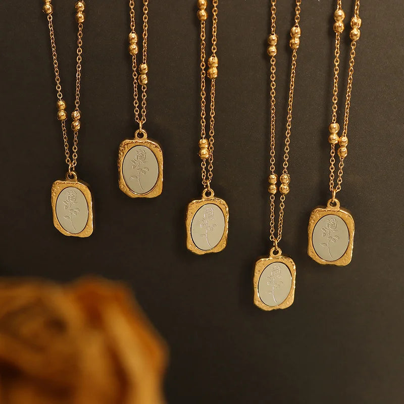 Goldene Halskette "Rosalie" aus Titanstahl mit rechteckigem Anhänger und Rosen-Gravur