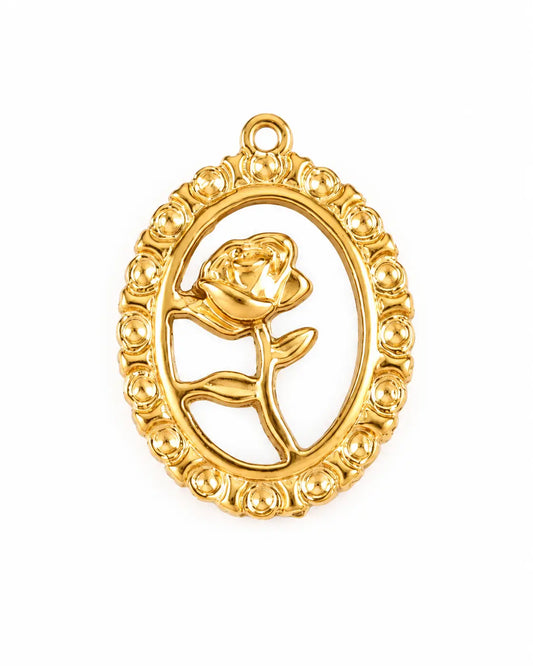Goldener Rosalie Rosen Charm aus 18K-vergoldetem Edelstahl mit filigraner Rose im ovalen Rahmen auf Weiß
