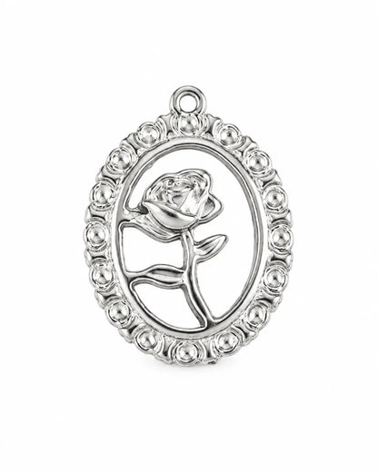 Silberfarbener Rosalie Rosen Charm aus Edelstahl mit filigraner Rose im ovalen Rahmen auf Weiß