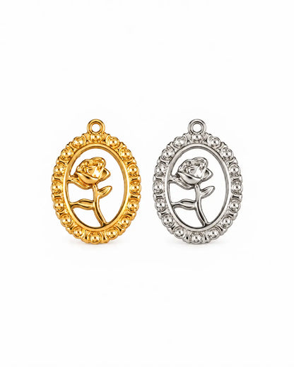 Rosalie Rosen Charm in Gold und Silber aus Edelstahl mit durchbrochenem Rosenmotiv und verziertem Ovalrahmen auf Weiß
