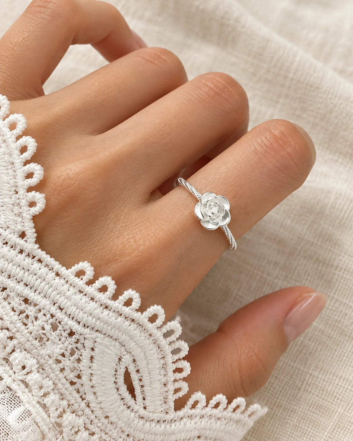 Rosalie Rosen Ring aus 925 Sterling Silber am Finger getragen